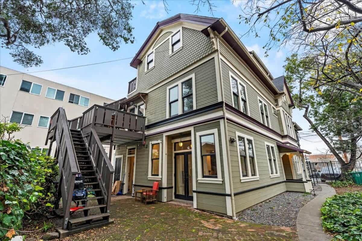 #urban Elegance 3br With Parking Near Uc Bart & Downtown