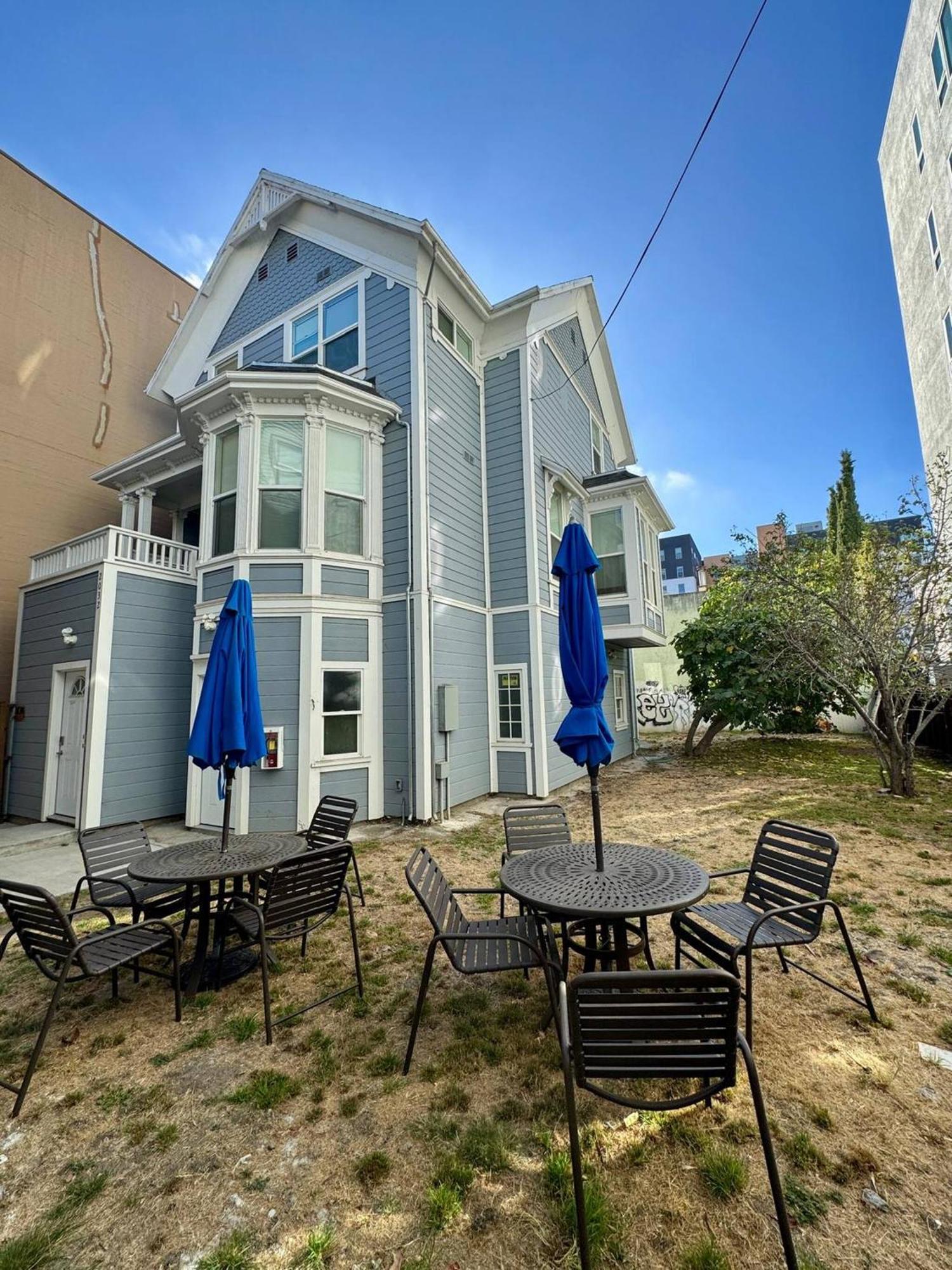 Apartment Amazing, Sunny, And Spacious! Steps To Campus!