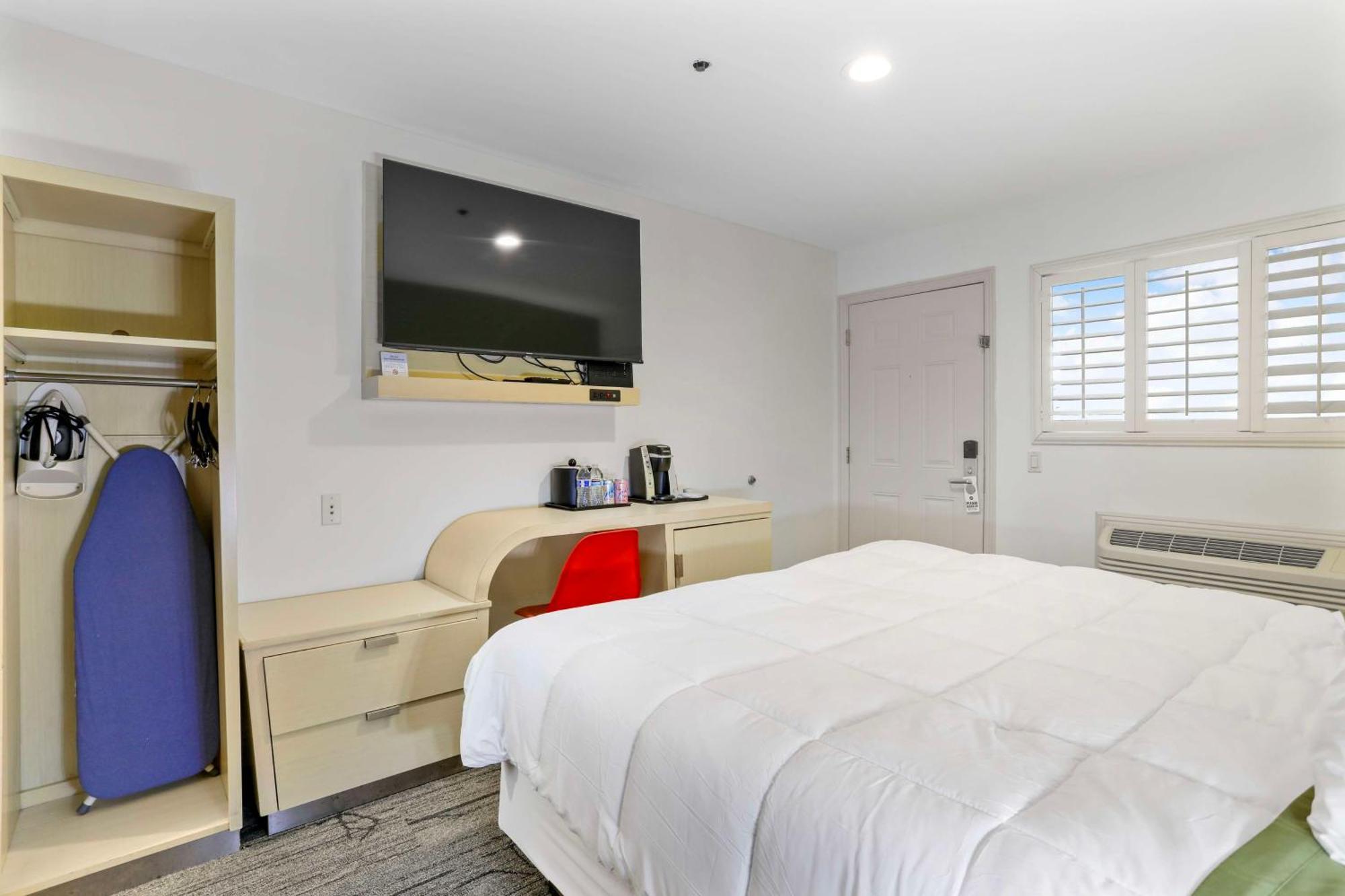 Signature Hotel